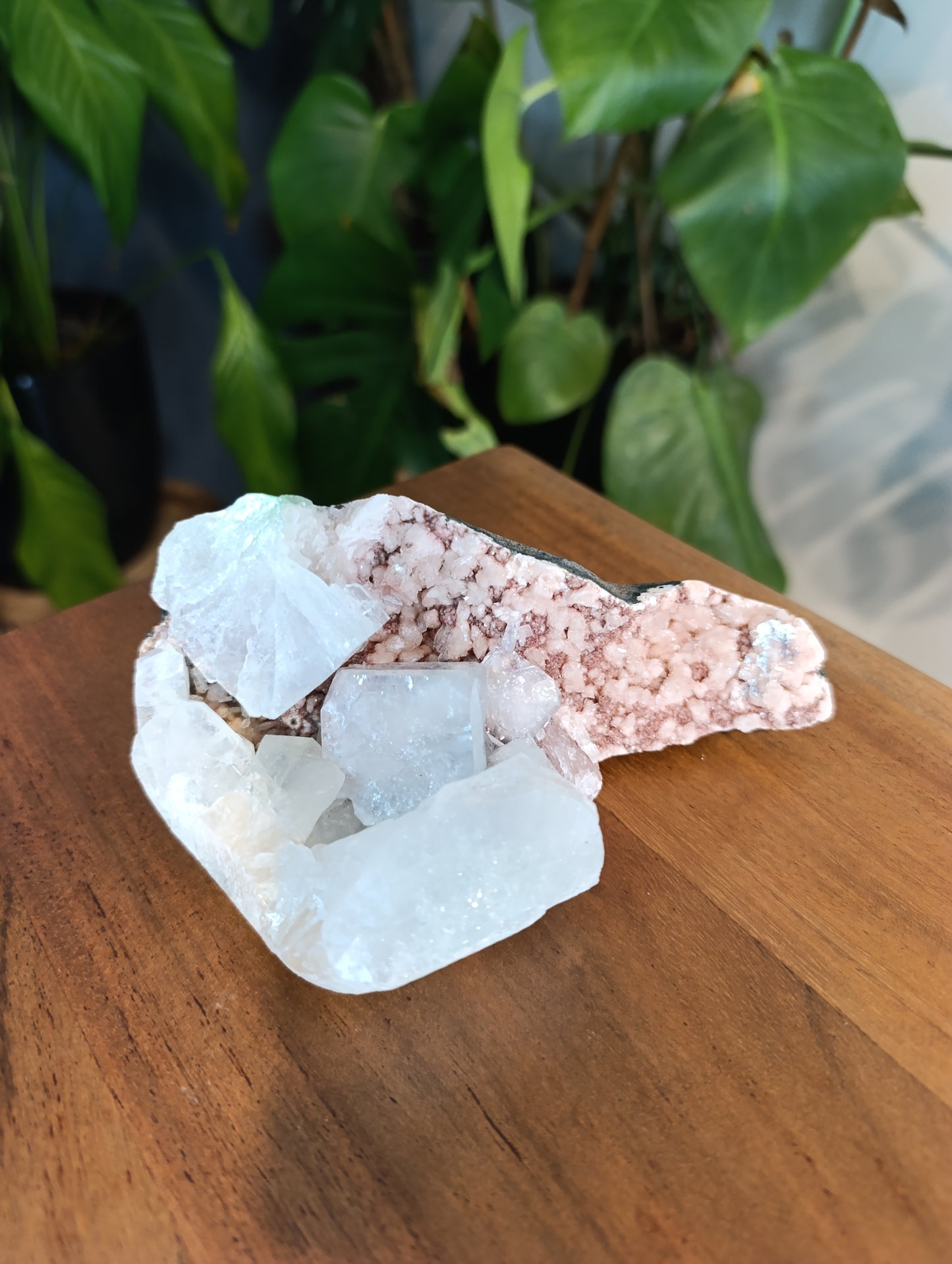 Apophyllit auf rosa Calcedon RC73