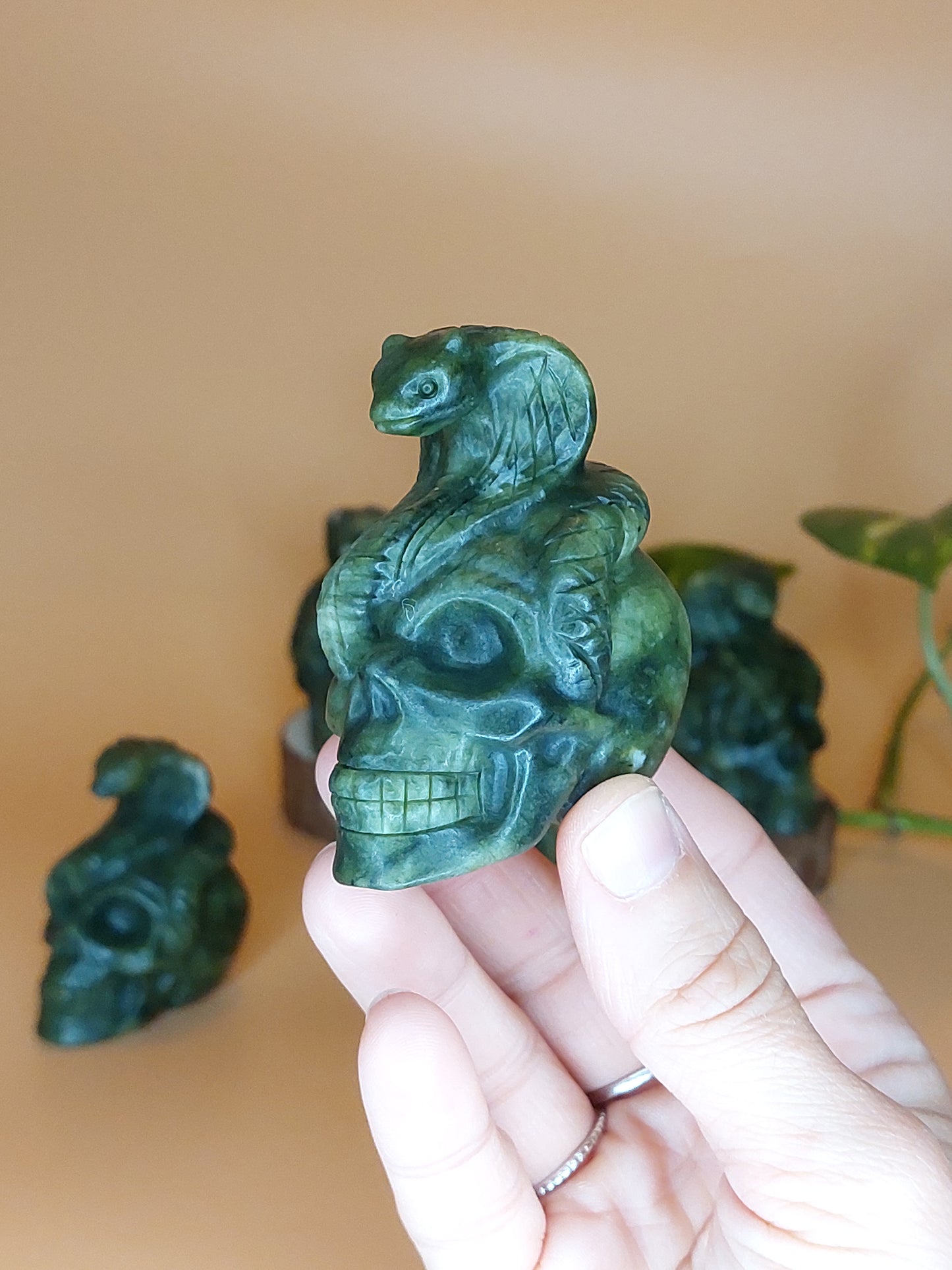 Jade grün Schädel mit Schlange