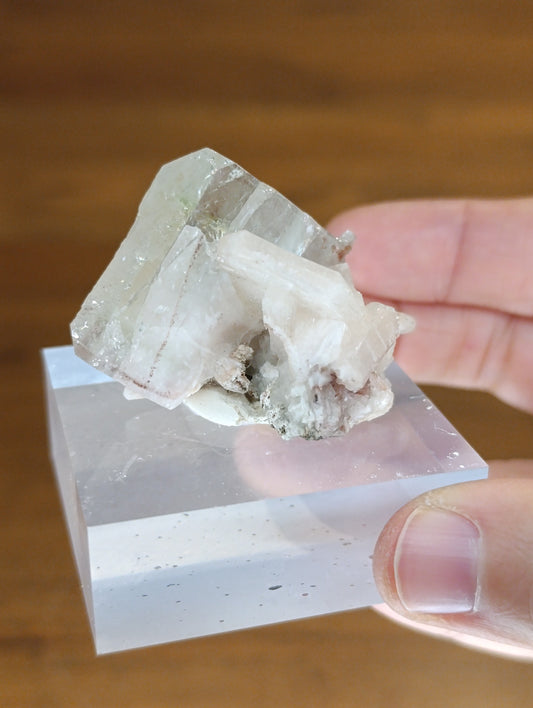 Glassy Apophyllit mit peachy Stibilit