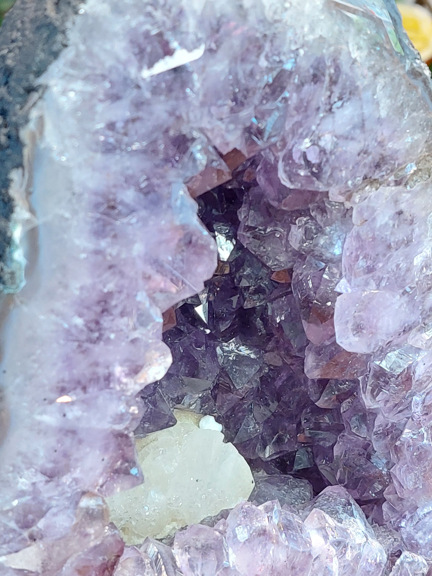 Amethyst Druse mit sugar Calcit