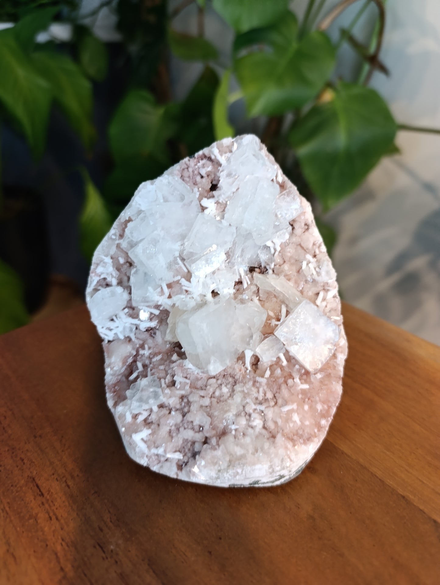 Apophyllit auf rosa Calcedon RC103