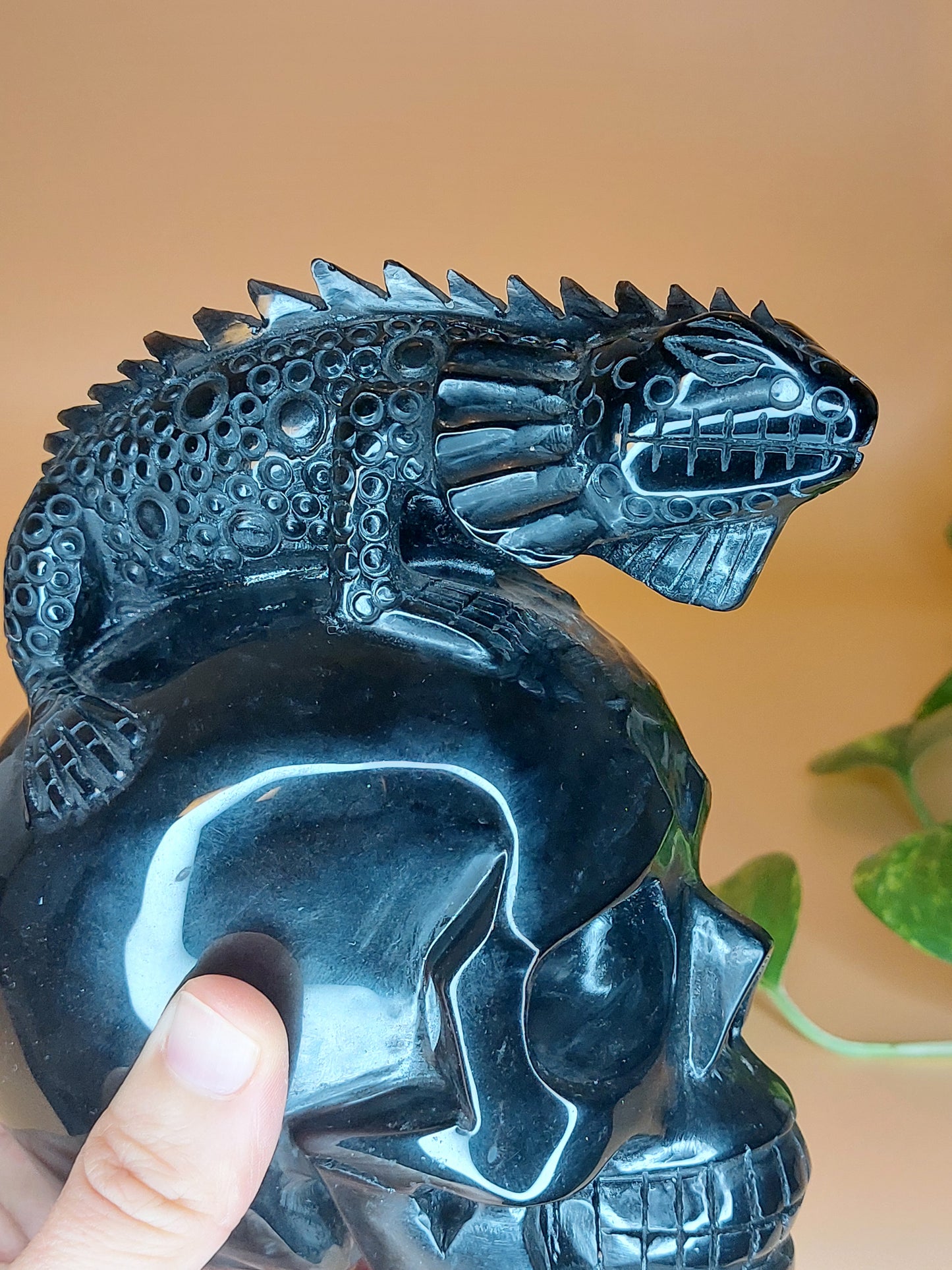 Obsidian Schädel mit Echse XL
