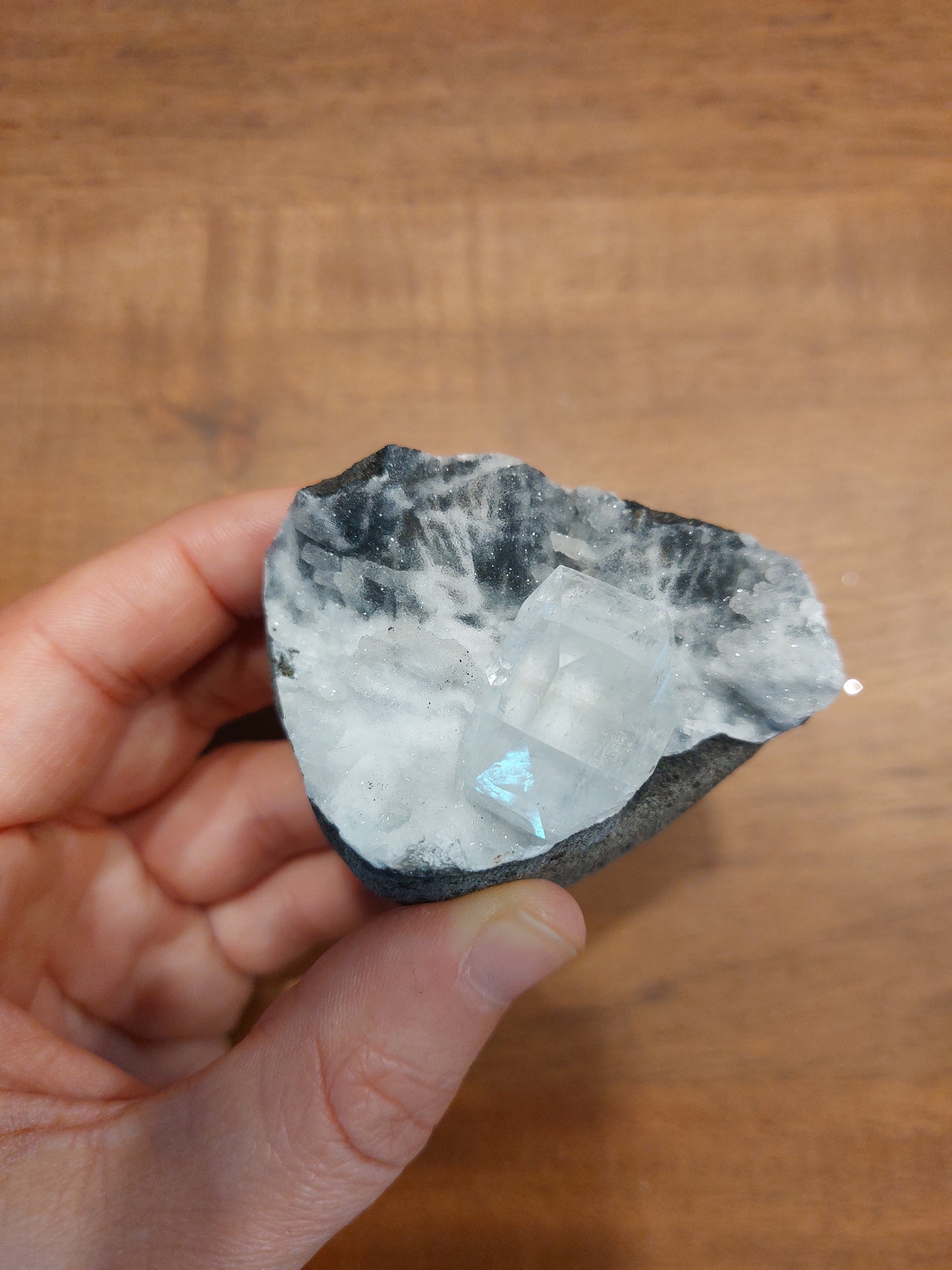 Apophyllit auf Black Calcedon