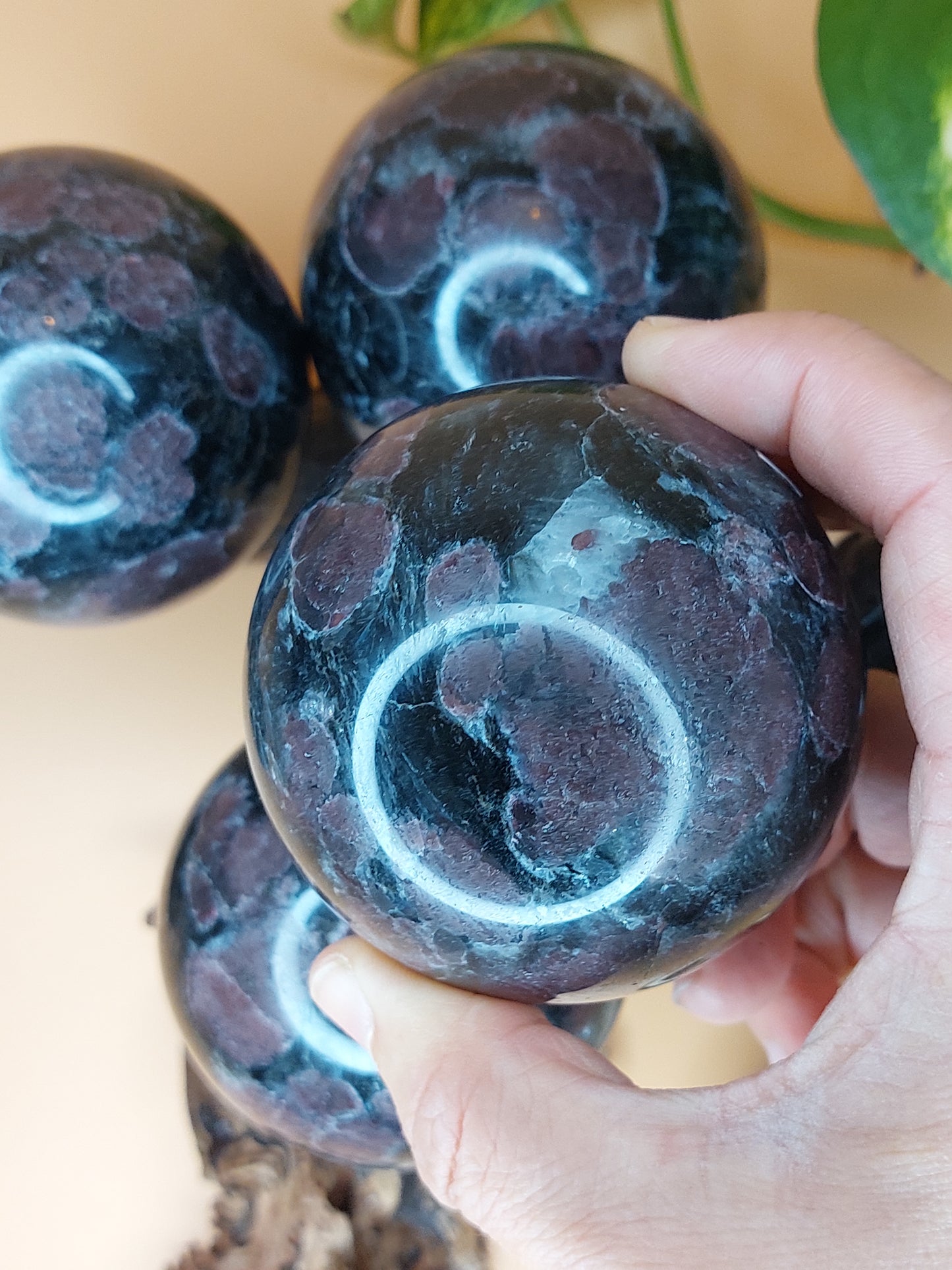 Astrophylit mit Granat Kugel