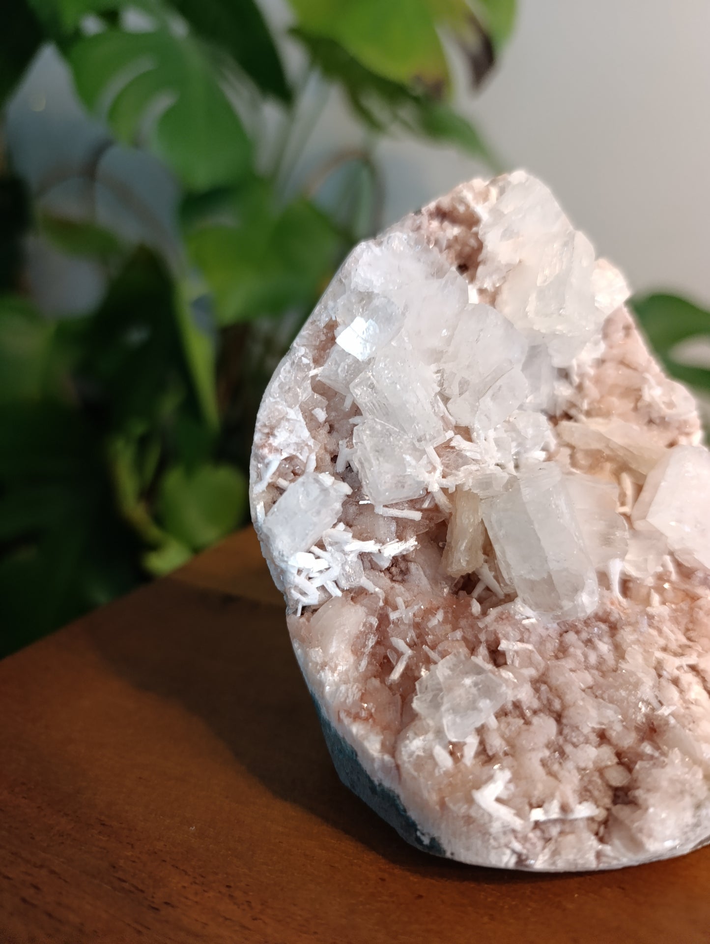 Apophyllit auf rosa Calcedon RC103