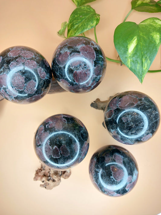 Astrophylit mit Granat Kugel