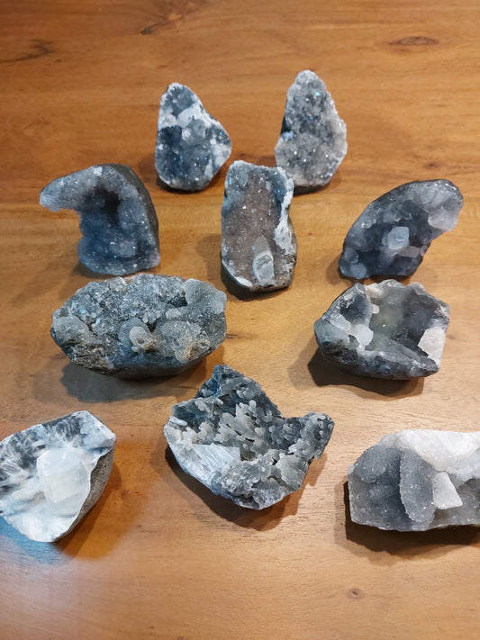 Apophyllit auf Black Calcedon