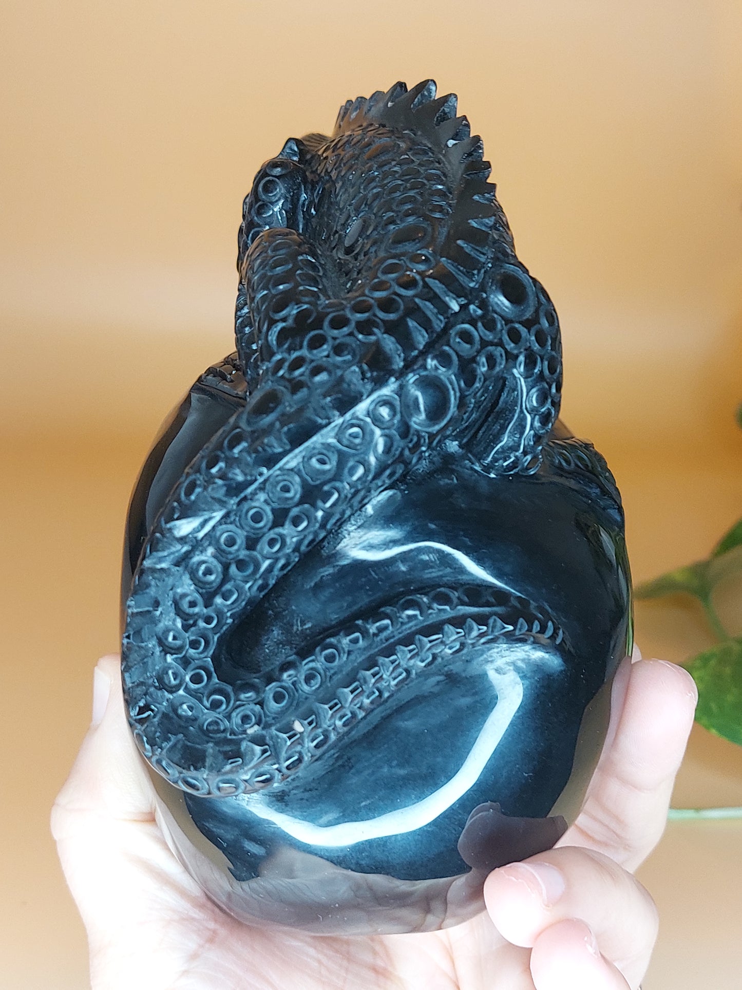 Obsidian Schädel mit Echse XL