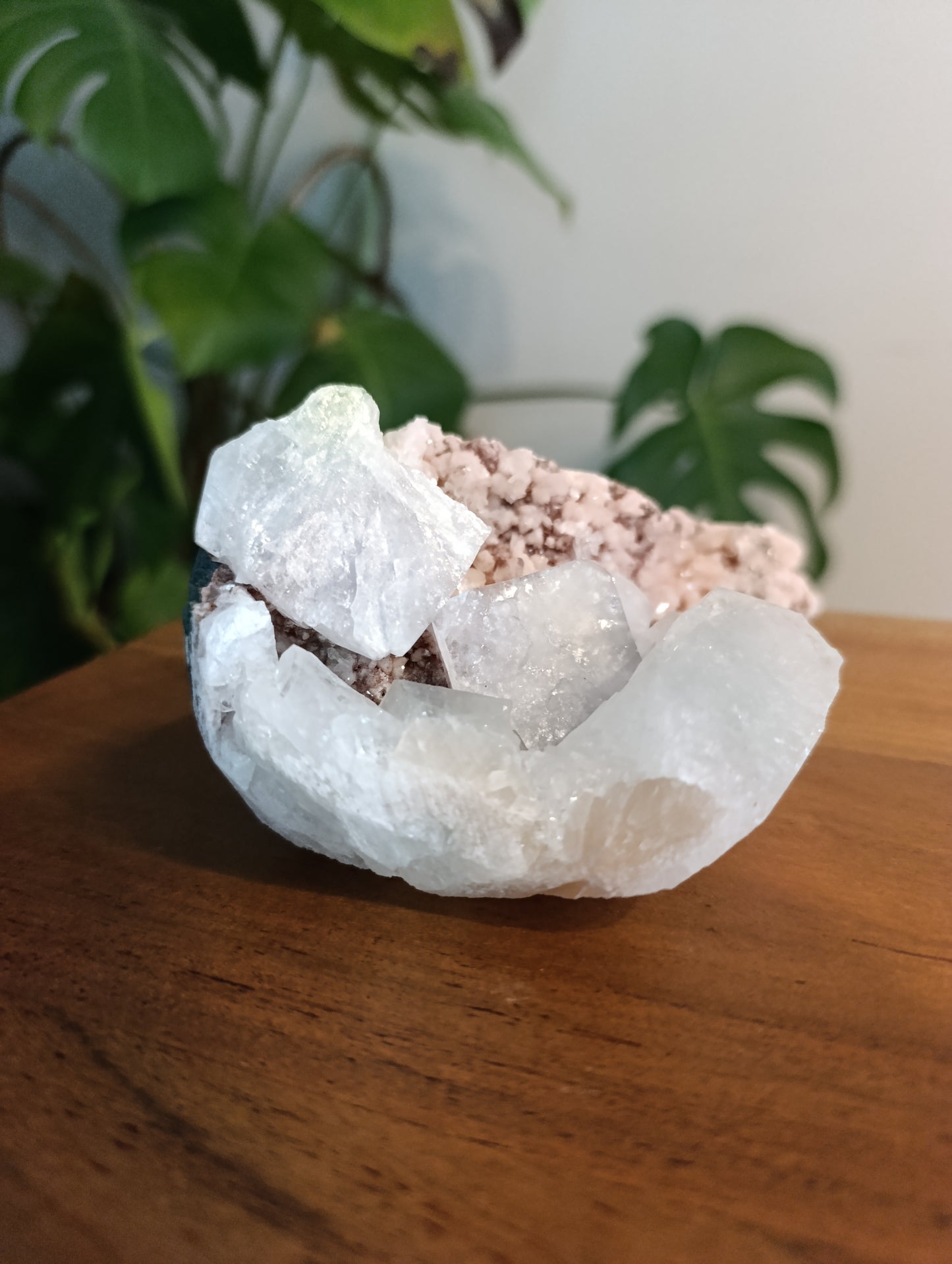Apophyllit auf rosa Calcedon RC73