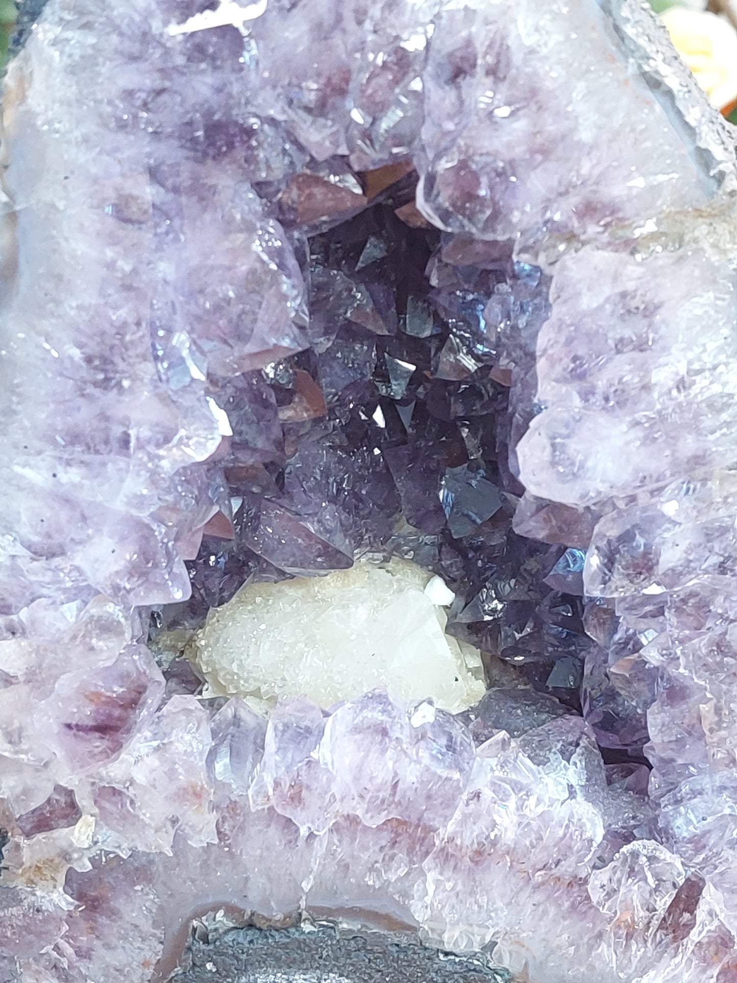 Amethyst Druse mit sugar Calcit
