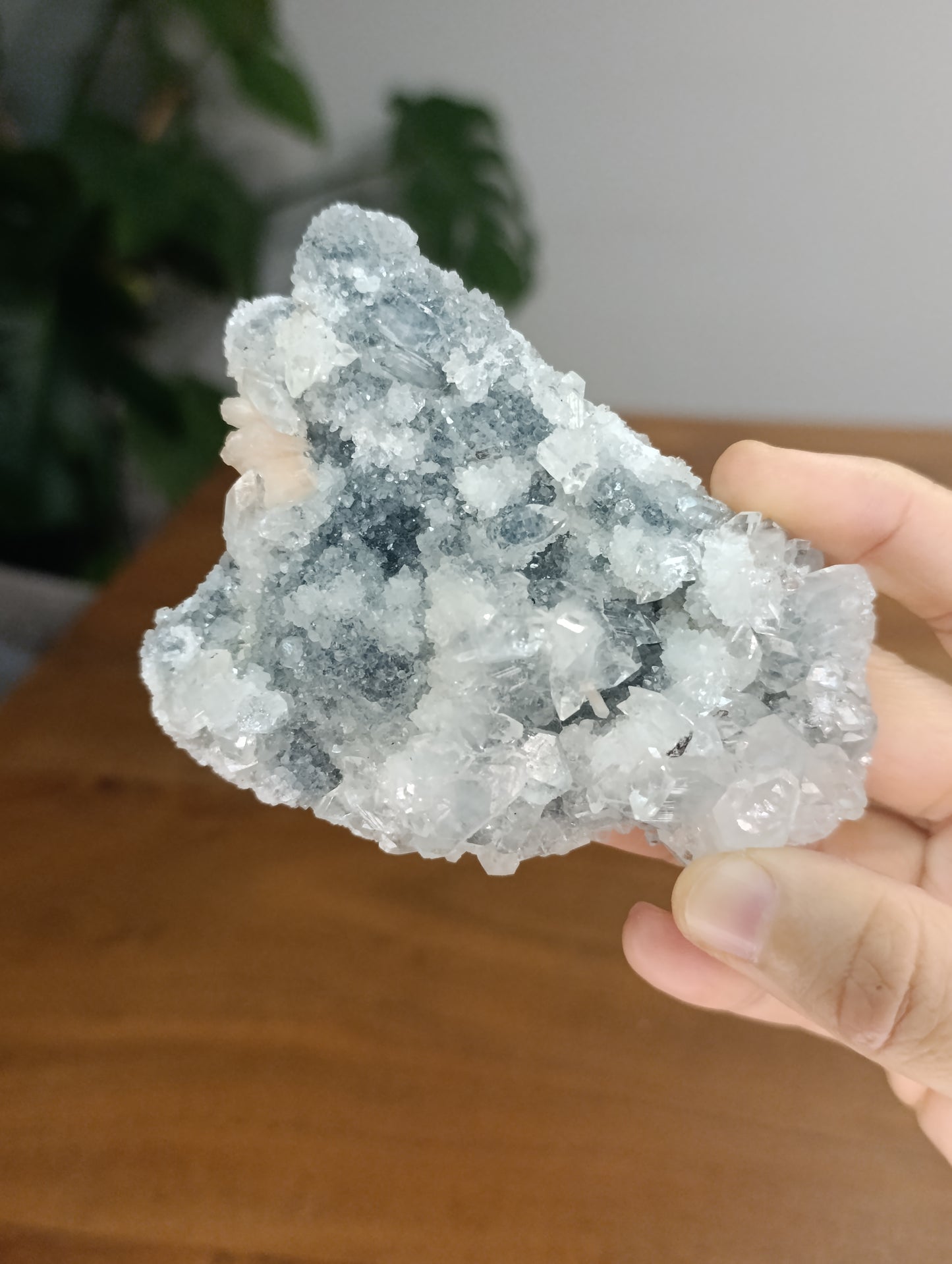 Glassy Apophyllit auf blue Calcedon mit peachy Stibilit BC59