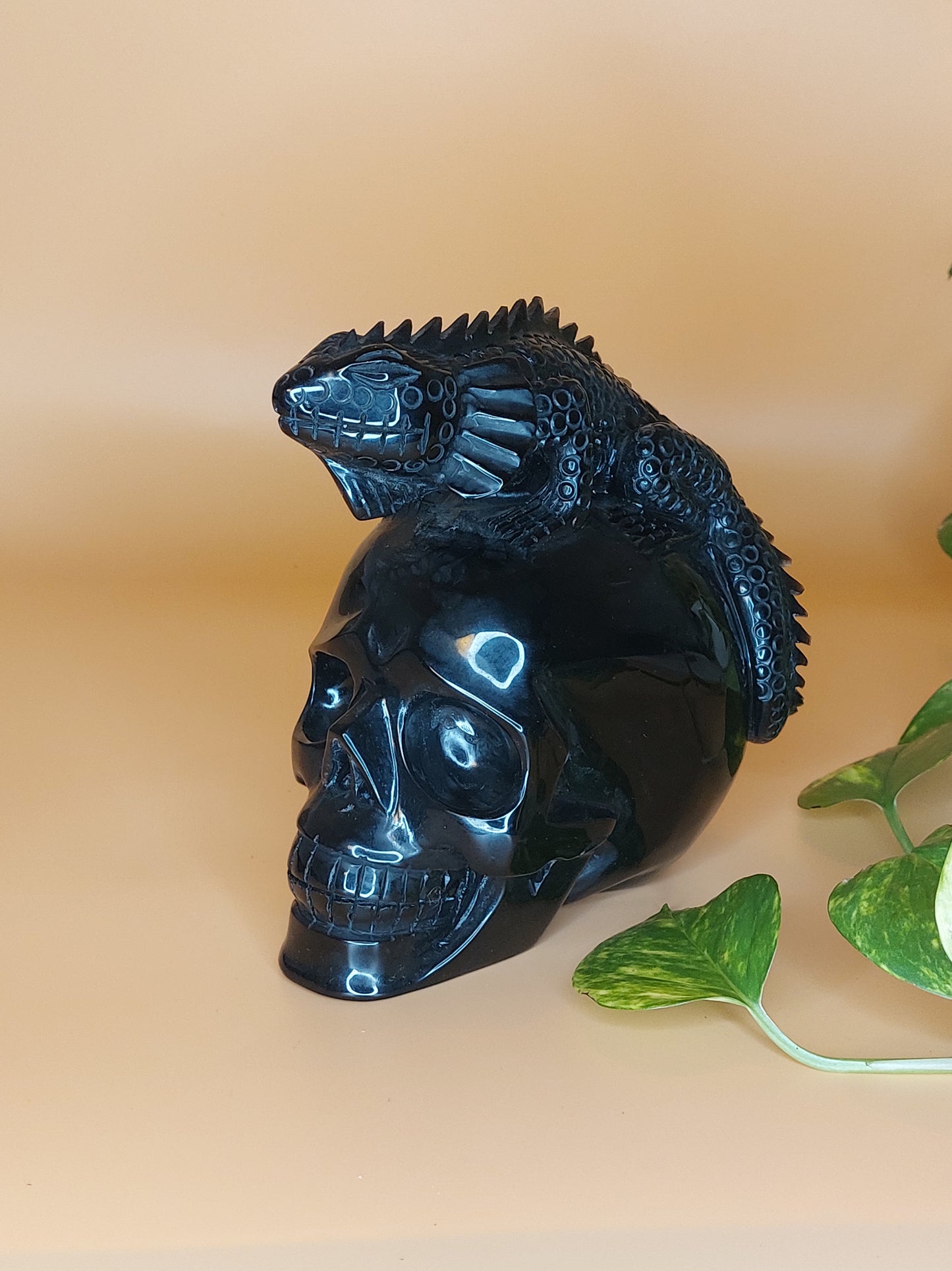Obsidian Schädel mit Echse XL