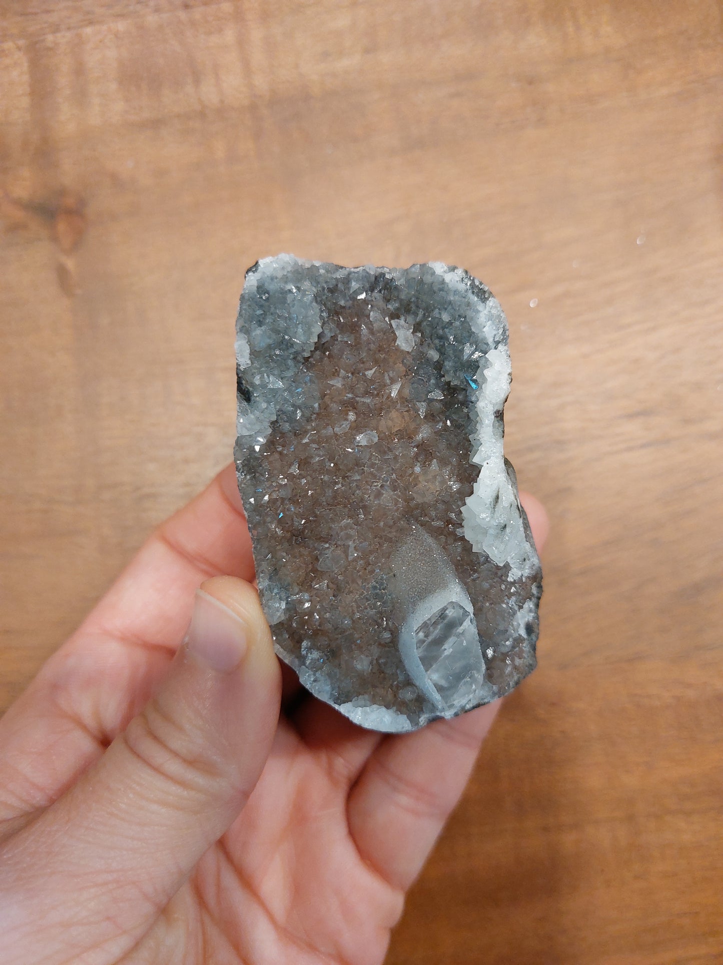 Apophyllit auf Black Calcedon