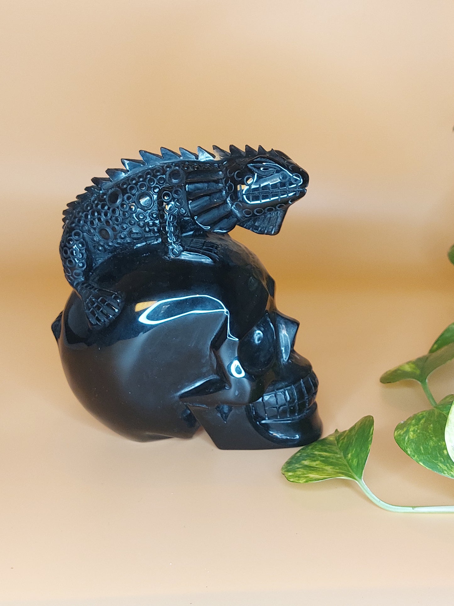 Obsidian Schädel mit Echse XL