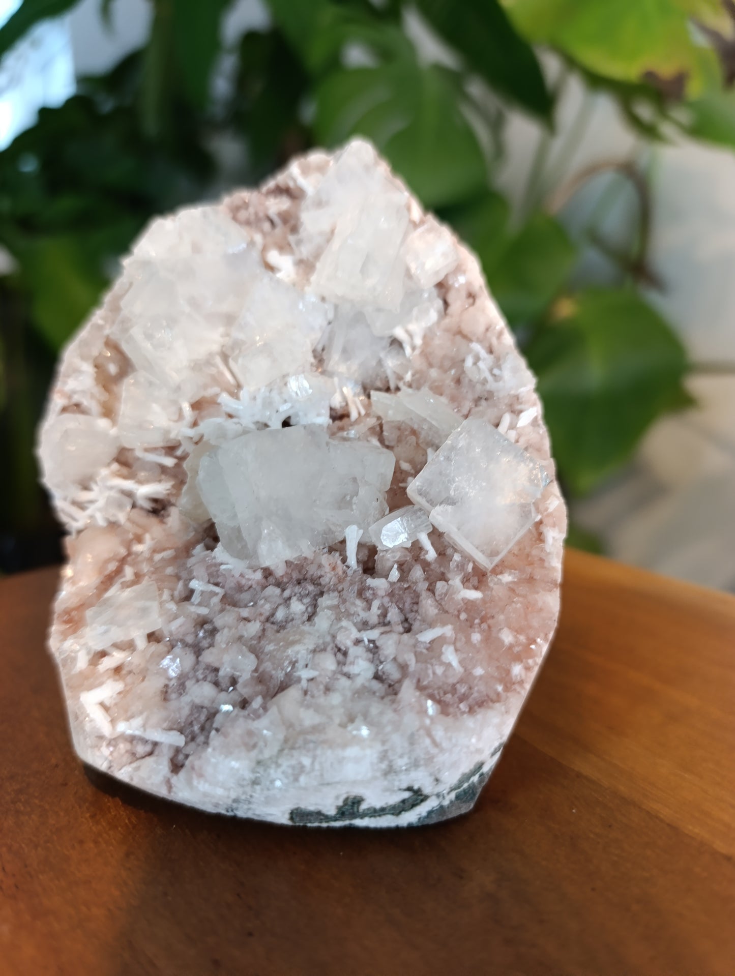 Apophyllit auf rosa Calcedon RC103