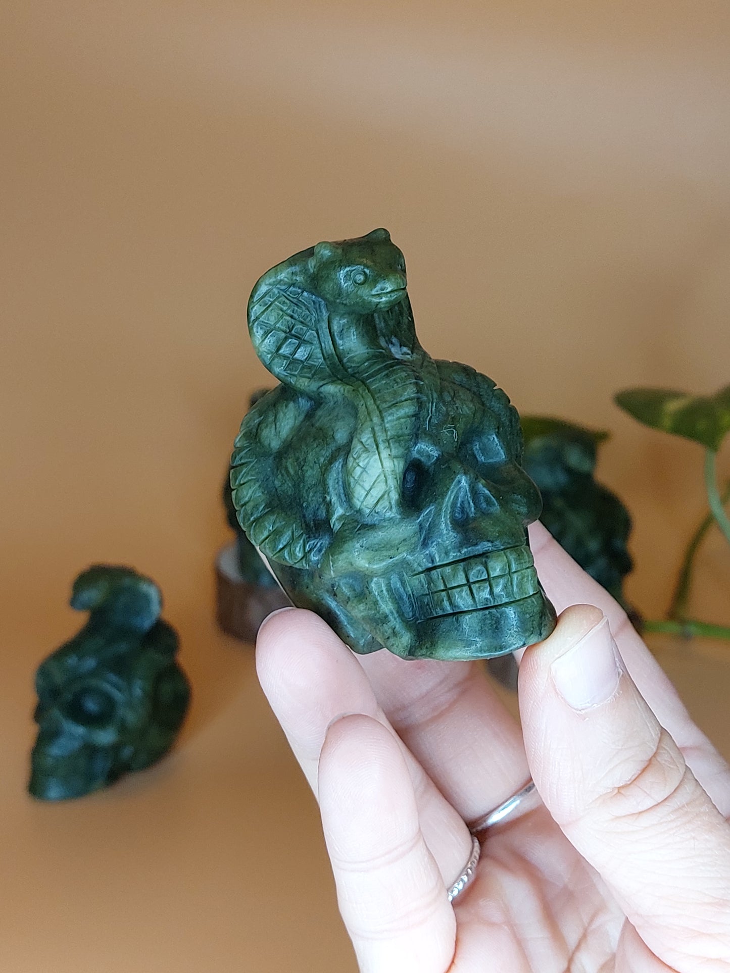 Jade grün Schädel mit Schlange