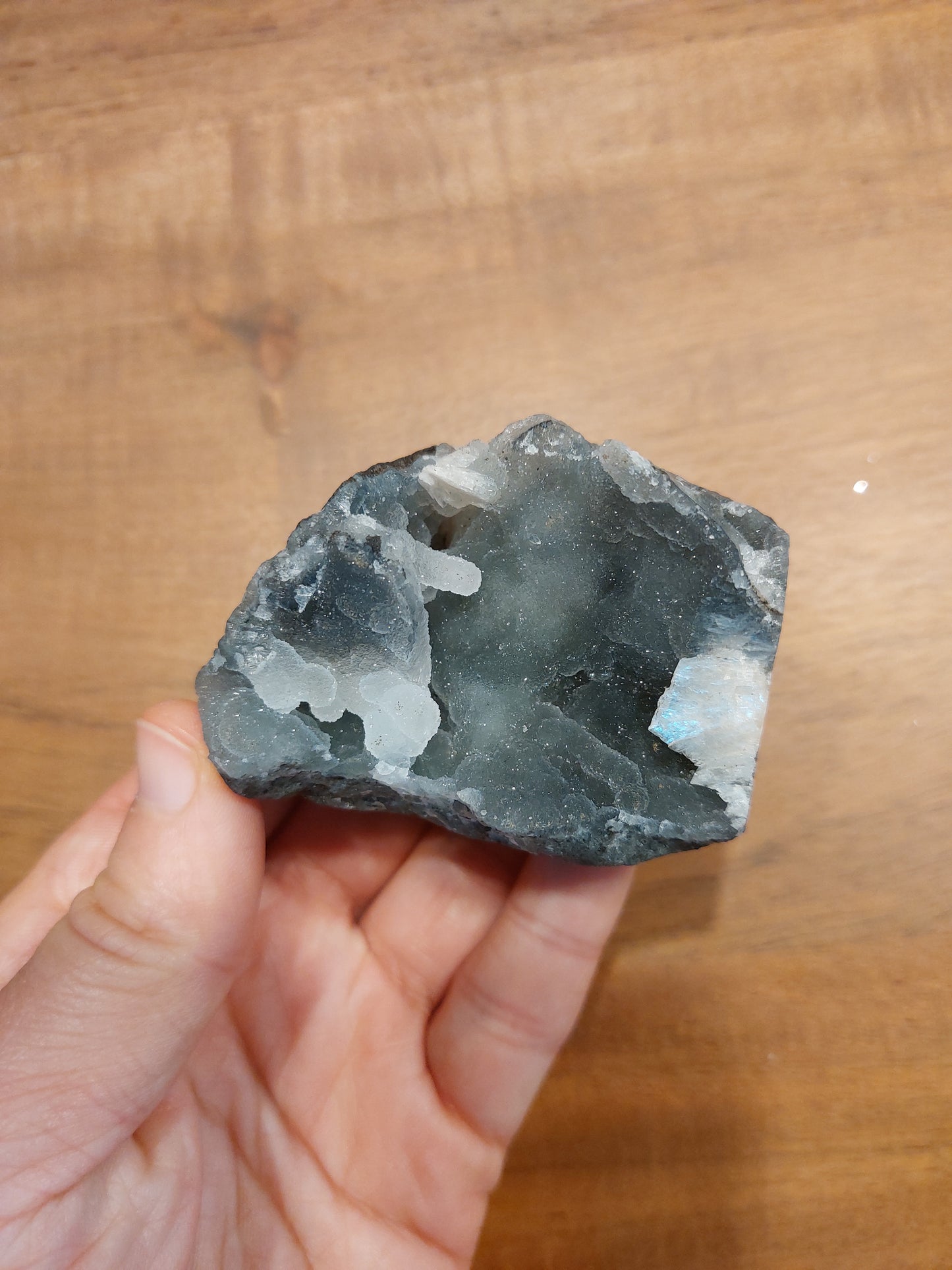 Apophyllit auf Black Calcedon
