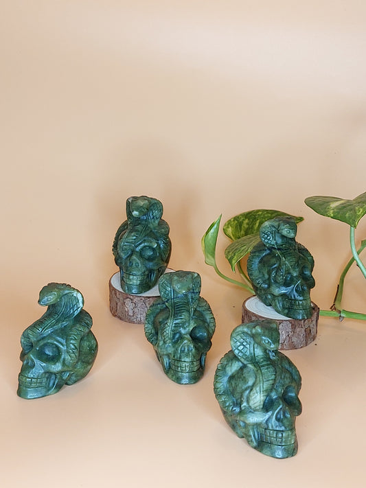 Jade grün Schädel mit Schlange